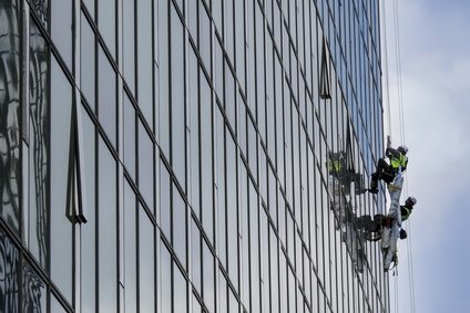 Pose de film solaire sur façade vitrée — JMJ Com, Villeurbanne et Lyon
