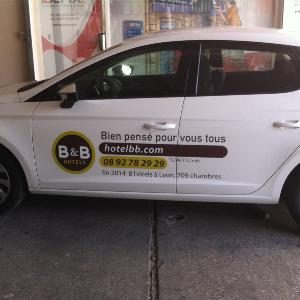 Véhicule de service B&B Hotels habillé d'un semi-covering publicitaire