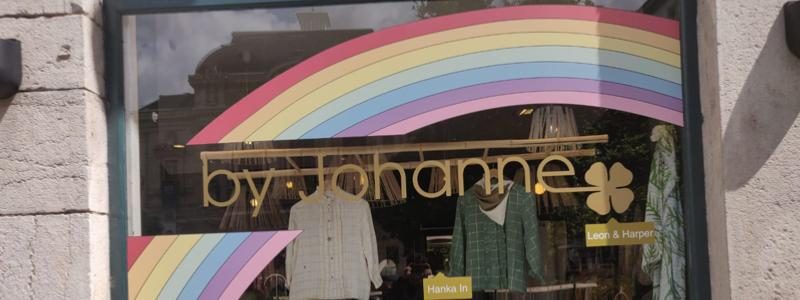 Décor adhésif arc-en-ciel et lettrage by Johanne sur la vitrine d'une boutique