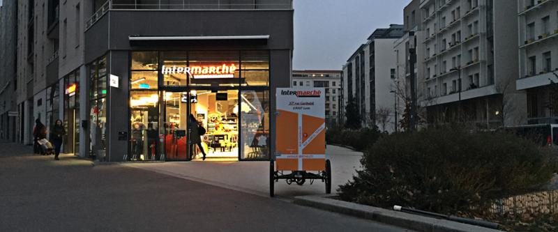 Devanture de commerce entièrement éclairée de nuit dans une rue de la métropole de Lyon
