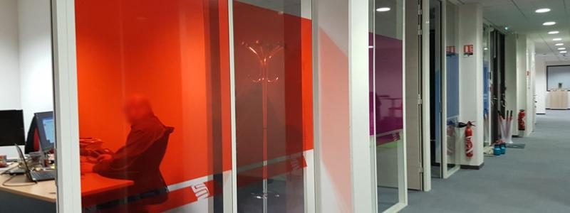 Vitrophanie rouge de confidentialité posée sur les cloisons vitrées d'un bureau