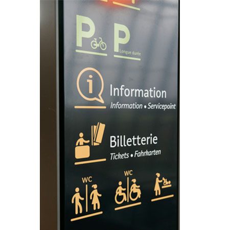 Panneau de signalétique directionnelle de parking avec pictogrammes information et billetterie