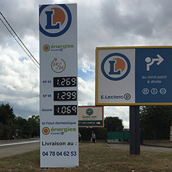 Totem extérieur affichant les prix des carburants pour une station-service