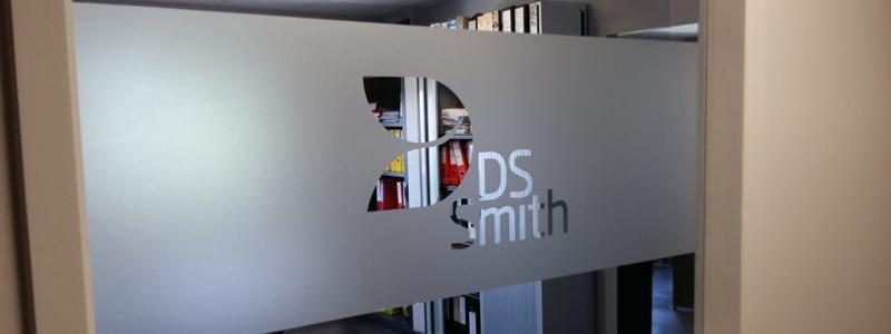 Film dépoli logoté DS Smith posé sur une cloison vitrée de bureau