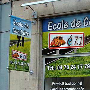 Enseigne drapeau et panneau — JMJ Com, Villeurbanne et Lyon
