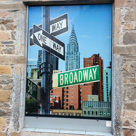 Habillage total de vitrine avec un visuel Broadway imprimé sur adhésif