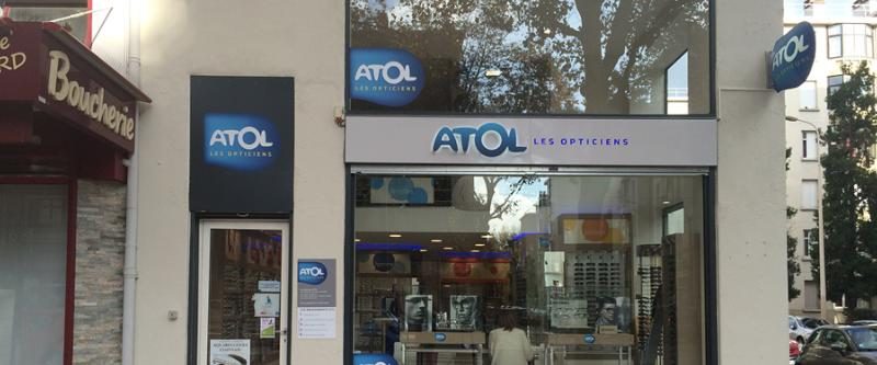 Enseigne lumineuse Atol les Opticiens installée sur une devanture de magasin