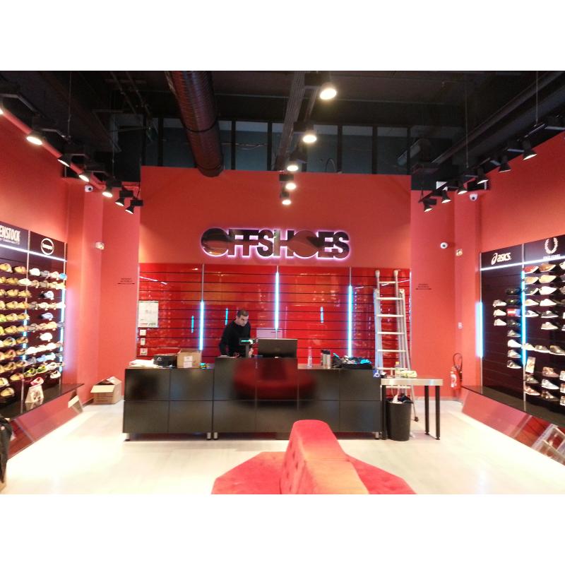 Enseigne lumineuse du magasin de chaussures Flash Shoes réalisée par JMJ Com