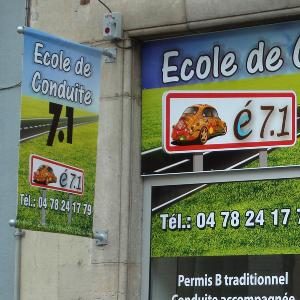 Enseigne drapeau d'auto-école — JMJ Com, Villeurbanne et Lyon