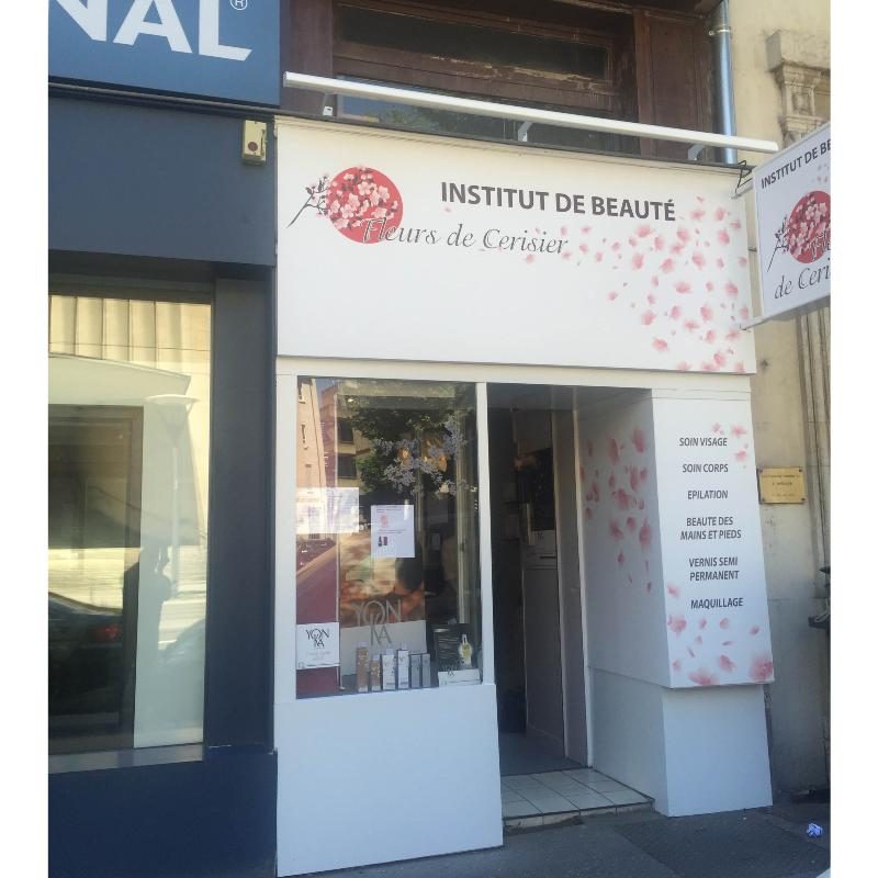 Habillage de façade et vitrophanie d'un institut de beauté après rénovation