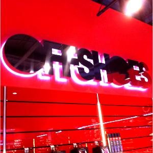 Lettres boîtier lumineuses rouges — JMJ Com, Villeurbanne et Lyon
