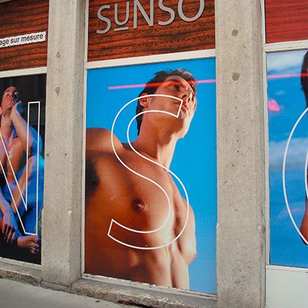 Visuel publicitaire Sunso imprimé en grand format et posé en vitrine