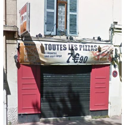 Façade de commerce dégradée avant travaux de coffrage et de rénovation