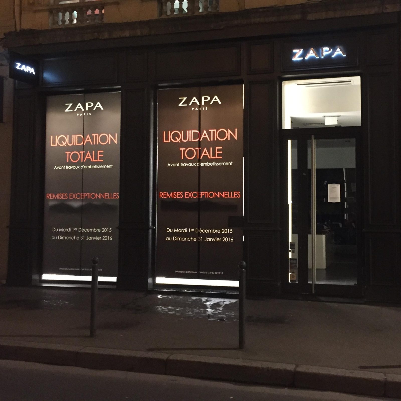 Habillage de vitrine ZAPA pour une opération de liquidation totale en centre-ville