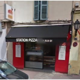 Même façade de pizzeria après coffrage, habillage et pose de la nouvelle enseigne