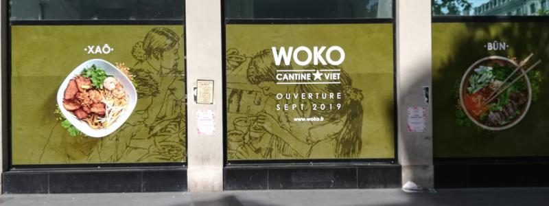 Adhésifs imprimés de vitrine pour les restaurants Woko et Xao en façade