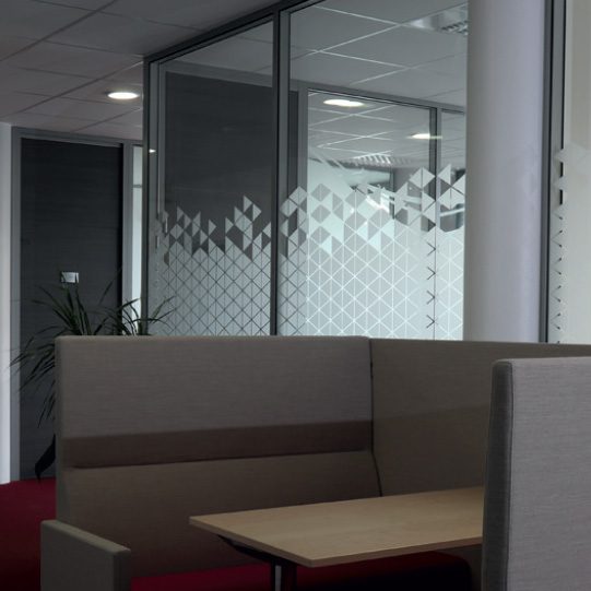 Vitrophanie décorative en dégradé sur les cloisons vitrées d'une salle de réunion