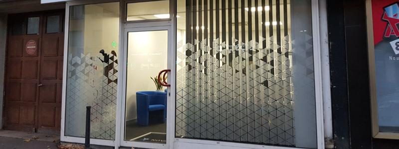 Adhésifs de devanture et lettrage de vitrine posés sur un commerce de proximité
