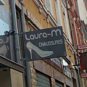 Enseigne caisson en drapeau — JMJ Com, Villeurbanne et Lyon