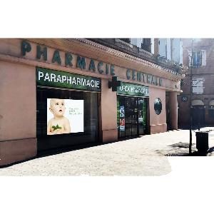 Écrans d'affichage dynamique installés en vitrine d'une pharmacie