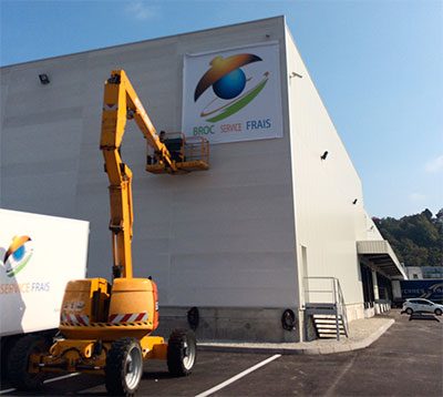 Pose d'enseigne en nacelle — JMJ Com, Villeurbanne et Lyon