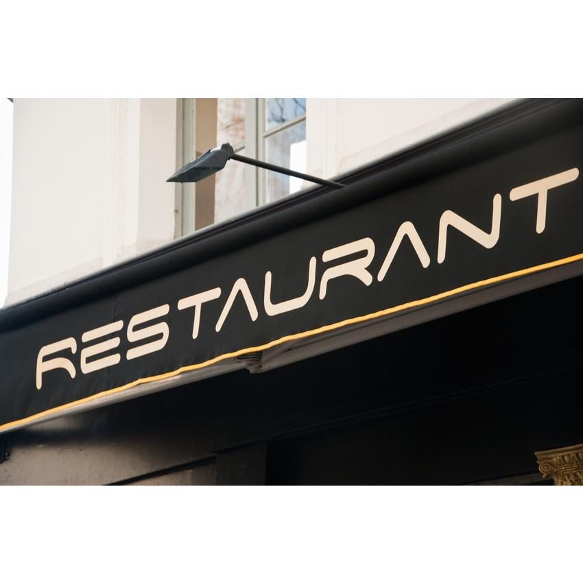 Lambrequin de store de restaurant imprimé au nom de l'établissement à Lyon