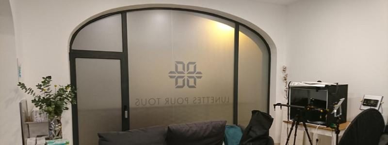 Vitrophanie décorative posée sur la verrière vitrée de bureaux d'entreprise