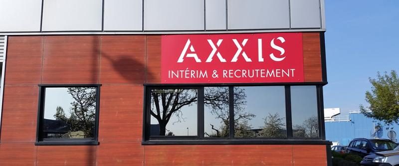 Enseigne Axxis Intérim & Recrutement en lettres relief sur bardage de façade