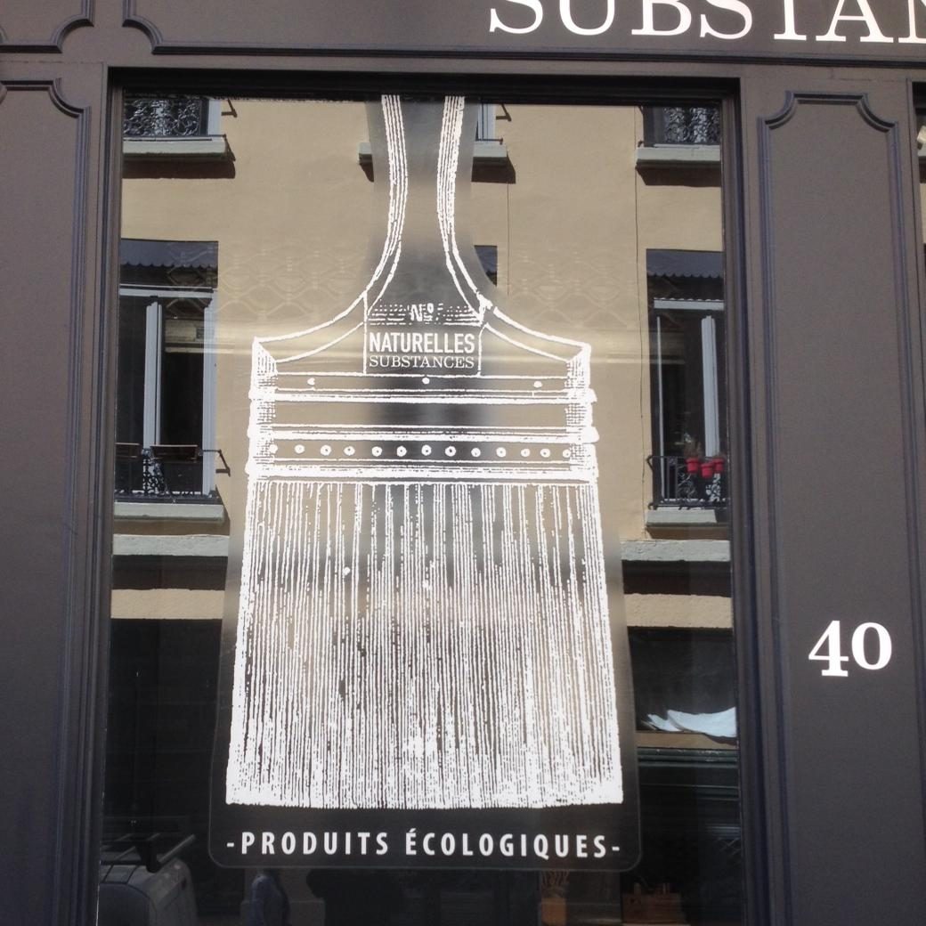 Habillage de vitrine Substance en impression grand format sur une façade de boutique